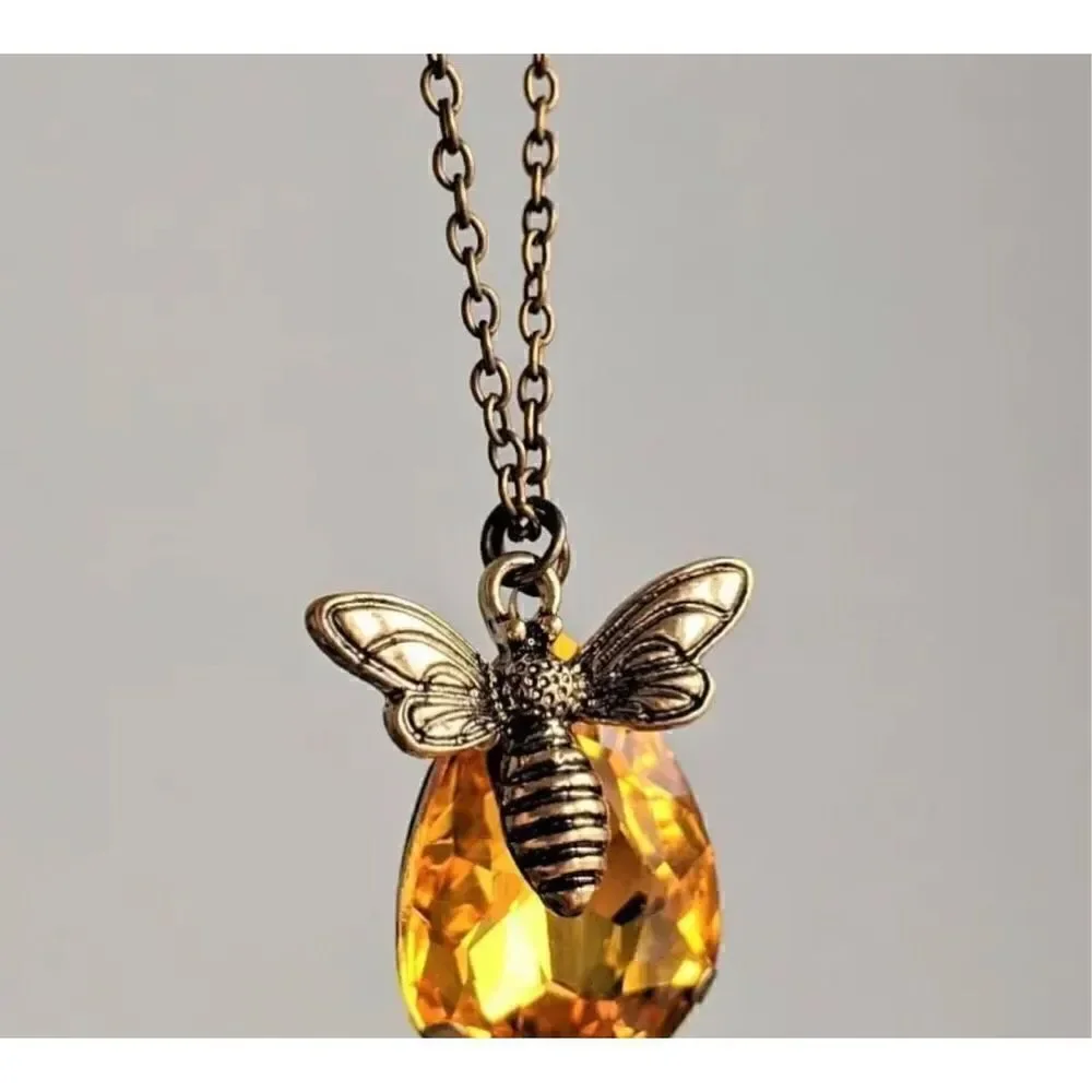 Retro Bee Amber Synthetic Gemstone Pendant Necklace Zinc Alloy Silver Plated Jew